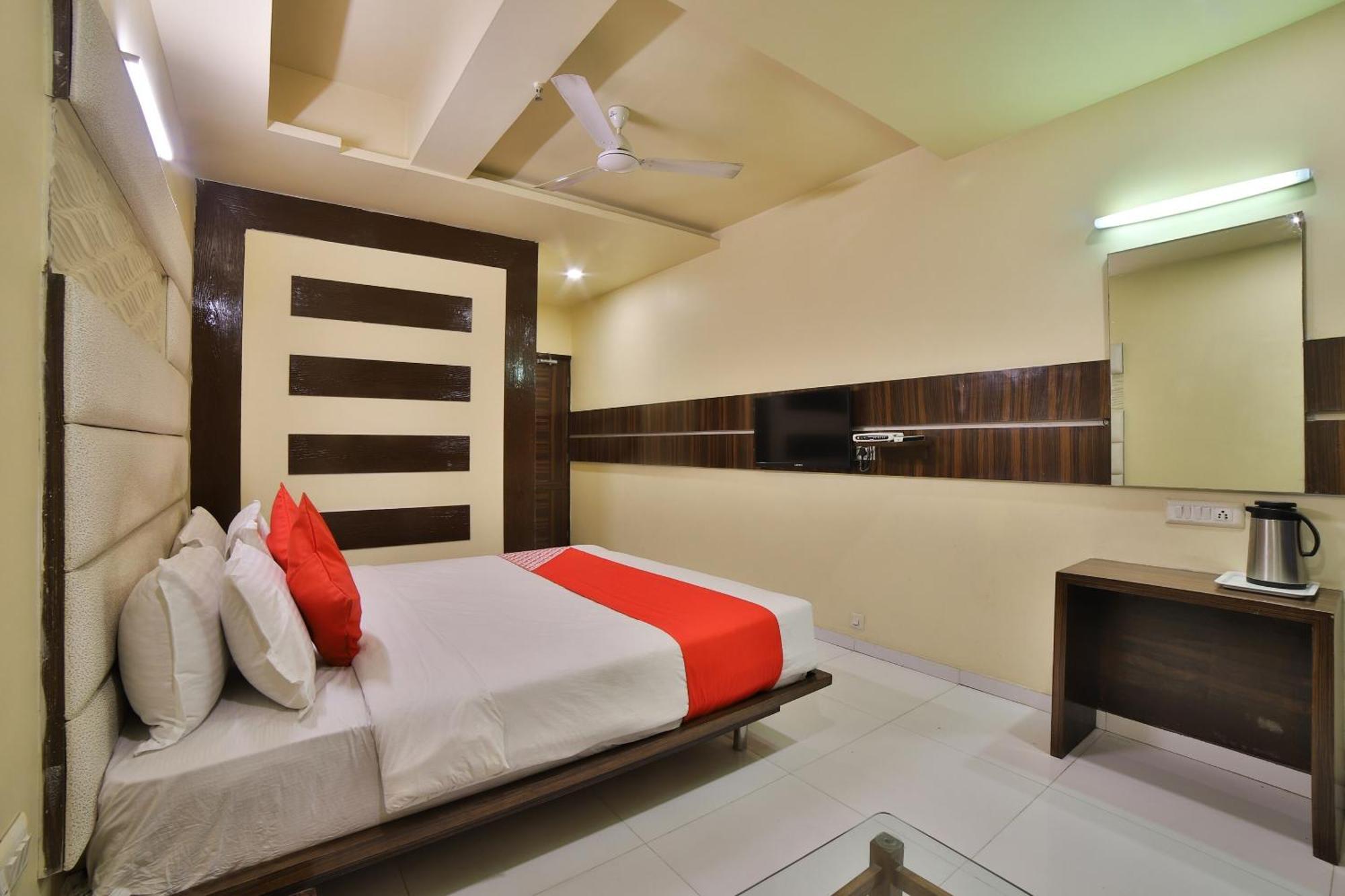 Capital O Kalash Residency Ахмедабад Экстерьер фото